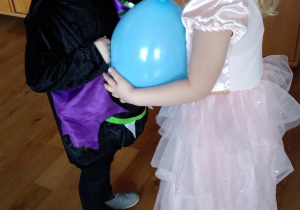 Klara i Jaś próbują utrzymać balon